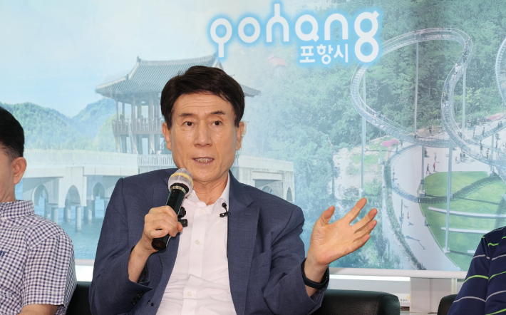 이강덕 포항시장은 27일 시청에서 기자간담회를 갖고 청년을 비롯해 모든 세대가 지역에 머물러 생활하는 선순환의 정주 여건 마련을 위한 산업·주거·복지 융합형 통합주거복지정책을 추진하겠다고 밝혔다. 포항시 제공