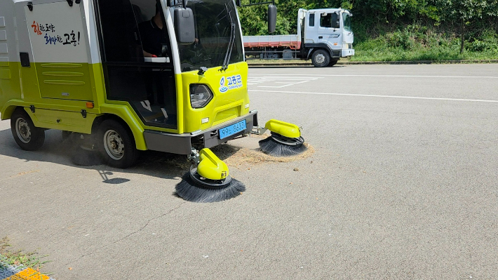 친환경 전기노면 청소차. 고흥군 제공