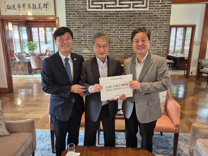 변광용 거제시장은 27일 주한미국대사관에서 조셉 윤 주한미국대사대리를 만나 트럼프 대통령의 한화오션 거제사업장 초청 서한문을 전달했다. 거제시청 제공 