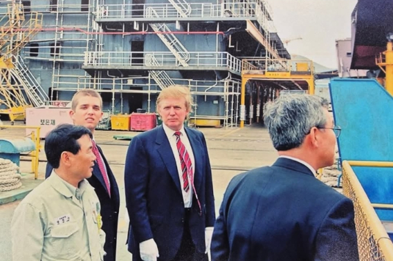 변광용 거제시장은 자신의 페이스북에 1998년 트럼프 대통령의 옛 대우중공업 옥포조선소 방문 사진을 올리며 한화오션 거제 방문을 공식으로 요청했다. 변광용 시장 페이스북 캡처