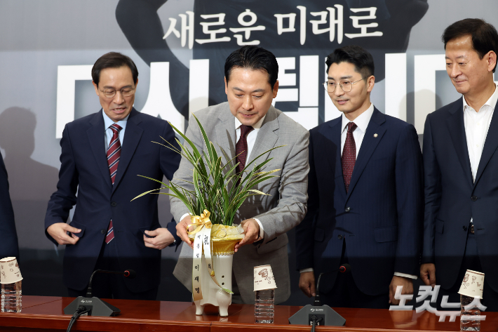 국민의힘 장동혁 신임 당대표가 27일 서울 여의도 국회에서 우상호 정무수석으로부터 이재명 대통령의 축하난을 전달받고 있다. 윤창원 기자