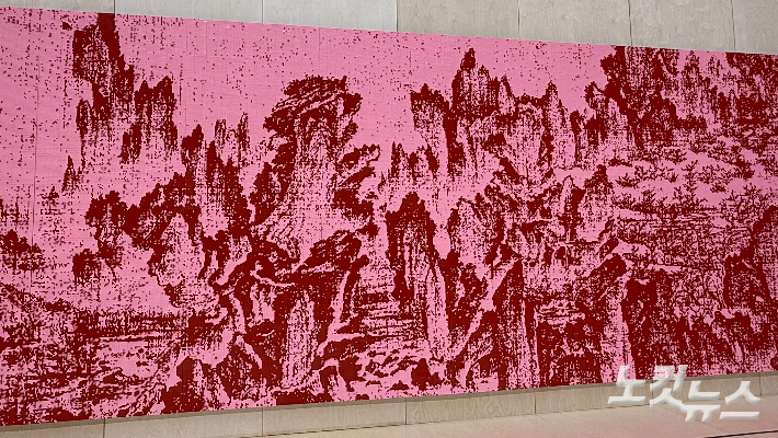 27일 전남 목포시 목포문화예술회관에 전남 국제 수묵 비엔날레 전시장에서 황인기 작가의 레고 블록 작품 '오래된 바람'이 공개되고 있다. 김한영 기자