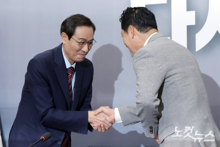 27일 서울 여의도 국회에서 우상호 정무수석이 국민의힘을 찾아 장동혁 신임 당대표와 인사를 하고 있다. 윤창원 기자