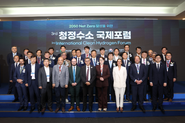한수원이 27일 부산 벡스코에서 청정전력과 청정수소의 역할을 주제로 '제3회 청정수소 국제포럼'을 개최했다. 한수원 제공