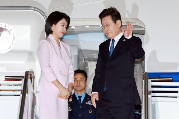 미국 방문 일정 마친 이재명 대통령 부부. 연합뉴스