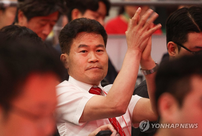한국사 강사 전한길 씨가 지난 8월 8일 대구 북구 엑스코에서 열린 국민의힘 제6차 전당대회 대구·경북 합동연설회에 참석하고 있다. [연합뉴스 자료사진] 연합뉴스