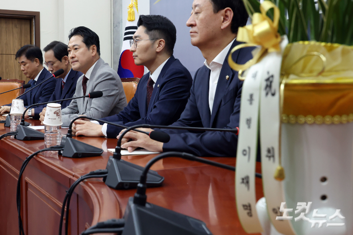 국민의힘 장동혁 신임 당대표가 27일 서울 여의도 국회에서 우상호 정무수석으로부터 이재명 대통령의 축하난을 전달받고 발언을 하고 있다. 윤창원 기자