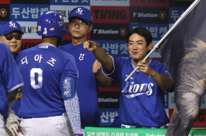 삼성 구자욱(오른쪽)이 27일 두산과 원정에서 홈런을 치고 벤치로 돌아온 디아즈를 격려하고 있다. 삼성