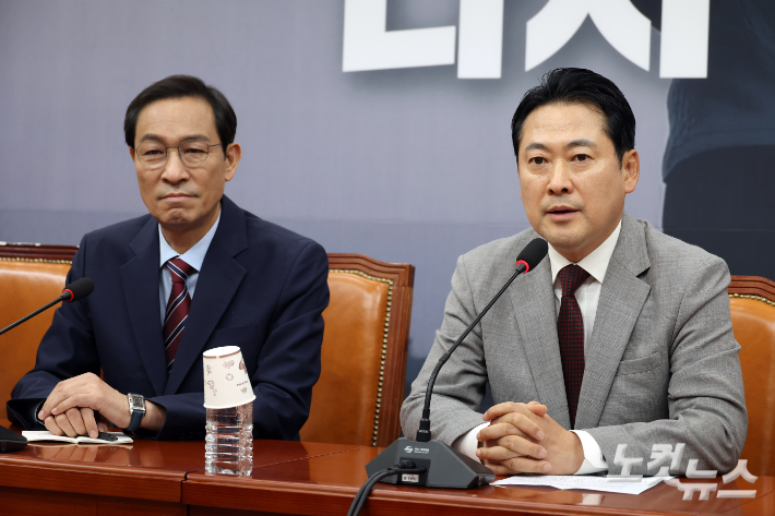 국민의힘 장동혁 신임 당대표가 27일 서울 여의도 국회에서 우상호 정무수석으로부터 이재명 대통령의 축하난을 전달받고 발언을 하고 있다. 윤창원 기자