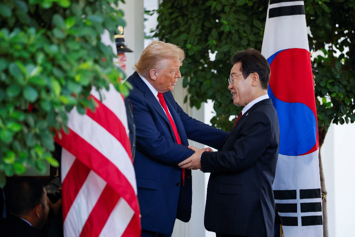 25일(현지시간) 도널드 트럼프 미국 대통령이 미국 워싱턴DC 백악관에서 이재명 대통령을 맞이하고 있다. 연합뉴스