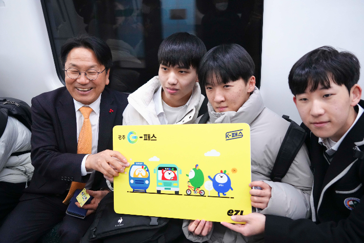 강기정 광주광역시장이 지난 1월 23일 '지(G)-패스'를 이용해 지하철에 탑승한 뒤 어린이 무상, 청소년·어르신 반값교통 시대를 연 광주형 대중교통비 할인정책 '지(G)-패스'를 학생들에게 소개하고 있다. 광주광역시 제공