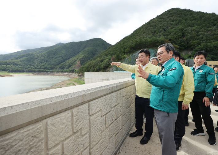 지난 27일 강릉 오봉저수지를 찾은 윤호중 행정안전부 장관이 김홍규 시장 등과 가뭄 상황을 점검했다. 강릉시 제공