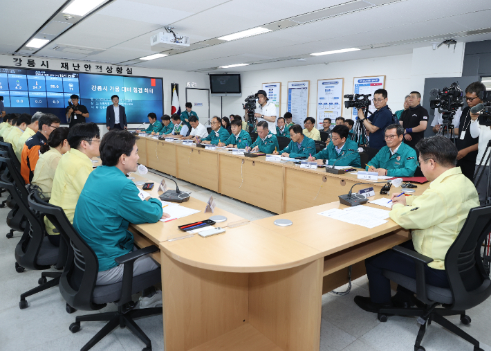 윤호중 행안부 장관은 지난 27일 오후 강릉시청 재난안전상황실에서 가뭄 대비 관계기관 긴급 대책회의를 개최했다. 강릉시 제공