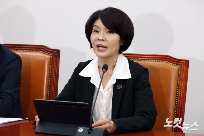더불어민주당 한정애 정책위의장이 28일 서울 여의도 국회에서 열린 정책조정회의에서 발언을 하고 있다.