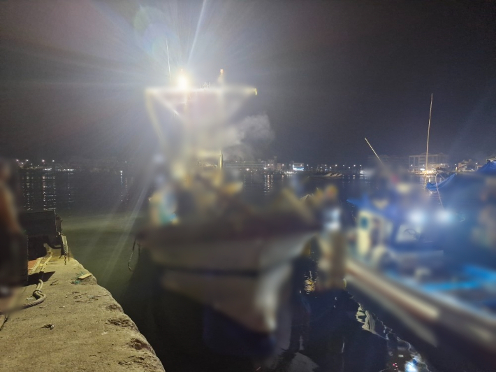 이날 오전 2시 53분쯤 전북 군산시 비응항 서쪽 13㎞ 해상에서 항해 중이던 어선과 조업 중이던 어선이 충돌했다. 군산해양경찰서 제공