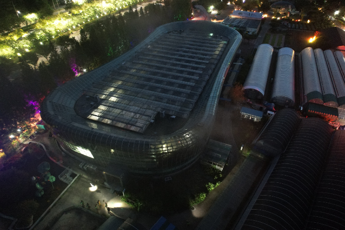 출동한 소방관들이 버드파크 화재를 진화한 뒤 현장을 살펴보고 있다. 경주소방서 제공