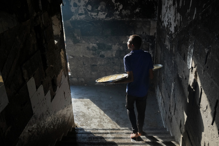 과자를 팔기 위해 피난처 계단을 내려가는 팔레스타인 주민. 연합뉴스