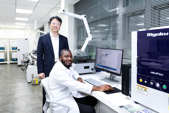 김헌정 교수와 유수프 아데예미 살라우(Yusuff Adeyemi Salawu) 박사과정생. 대구대 제공