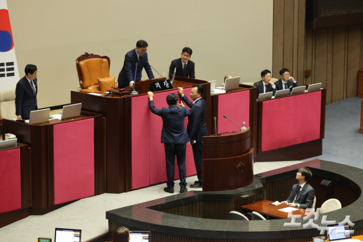 27일 서울 여의도 국회에서 열린 제428회국회(임시회) 제3차 본회의에서 국민의힘 추천 몫 국가인권위원회 위원(이상현, 우인식) 선출안이 부결되자 더불어민주당 문진석 원내수석부대표와 국민의힘 유상범 원내수석부대표가 우원식 국회의장과 논의하고 있다. 윤창원 기자