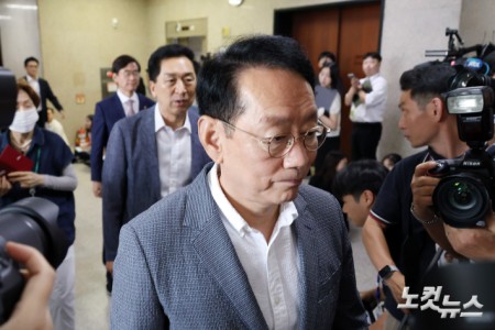 국민의힘 김도읍, 김기현 의원이 28일 서울 여의도 국회에서 열린 당대표 및 중진의원 회의에 참석하고 있다.