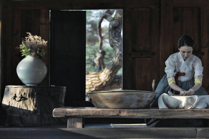 경주 교촌 최부잣집에서 전통 방식으로 술을 빚는 장면. 경주시 제공