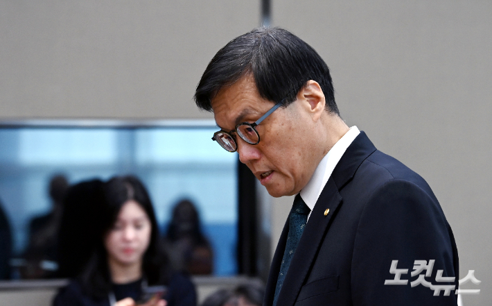 이창용 한국은행 총재가 28일 오전 서울 중구 한국은행에서 열린 금융통화위원회에 입장하고 있다. 사진공동취재단