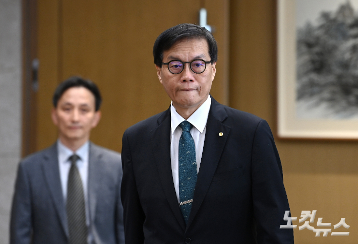 이창용 한국은행 총재가 28일 오전 서울 중구 한국은행에서 열린 금융통화위원회에 입장하고 있다. 사진공동취재단