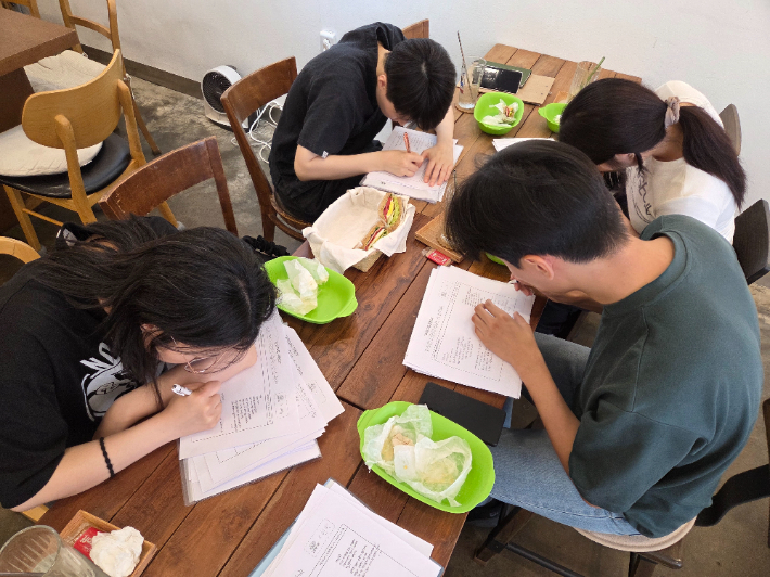 서울연결처방 프로그램 가운데 하나인 고민상담소에 참여중인 서울시민들. 서울시복지재단 제공