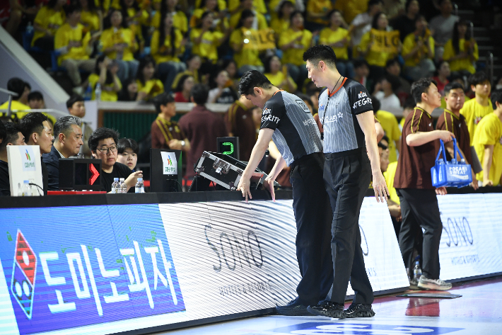 비디오판독 중인 심판. KBL 제공