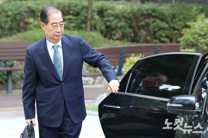 12·3 비상계엄 사태에 가담·방조한 혐의를 받는 한덕수 전 국무총리가 22일 오전 서울 서초구 서울고등검찰청에 마련된 조은석 내란특별검사팀에 피의자 신분으로 출석하고 있다. 류영주 기자