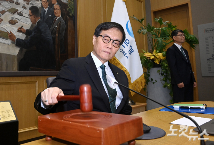 이창용 한국은행 총재가 28일 오전 서울 중구 한국은행에서 열린 금융통화위원회에서 의사봉을 두드리고 있다. 사진공동취재단