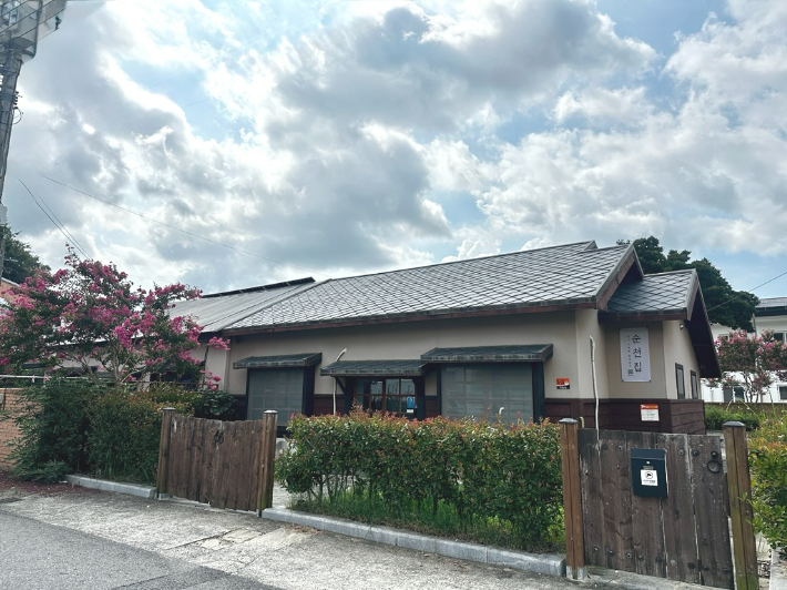 숙소로 운영되고 있는 원형을 간직한 철도관사. 순천시 제공