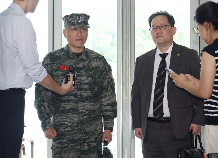 이용민 전 해병대 1사단 포병여단 제7대대장이 28일 업무상 과실치사상 혐의 피의자 신분으로 조사를 받기 위해 서초구 순직해병특별검사팀으로 출석하던 중 취재진의 질문에 답하고 있다. 연합뉴스