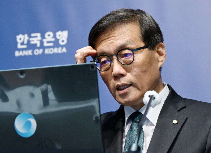 이창용 한국은행 총재가 28일 서울 중구 한국은행에서 열린 금융통화위원회를 마친 후 기자간담회를 하고 있다. 연합뉴스