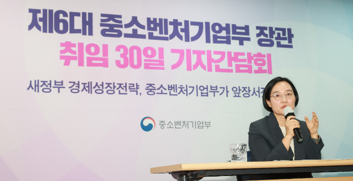 중소벤처기업부 한성숙 장관이 28일 서울 중소기업중앙회에서 열린 '취임 30일 기자간담회'에서 취재진 질의에 답하고 있다. 중기부 제공