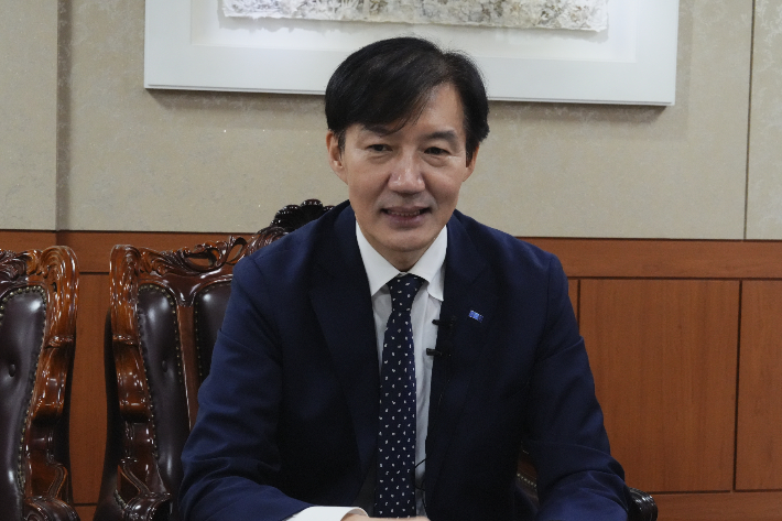 28일 조국 조국혁신당 전 대표가 전북일보 7층 회의실에서 인터뷰를 하고 있다. 김현주 뉴미디어 크리에이터