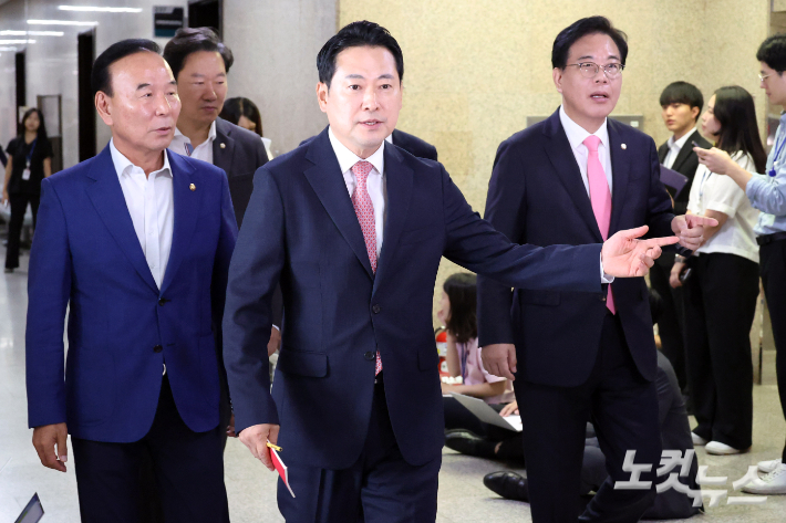 국민의힘 장동혁 대표와 송언석 원내대표, 박덕흠 의원이 28일 서울 여의도 국회에서 열린 당대표 및 중진의원 회의에 참석하고 있다. 윤창원 기자