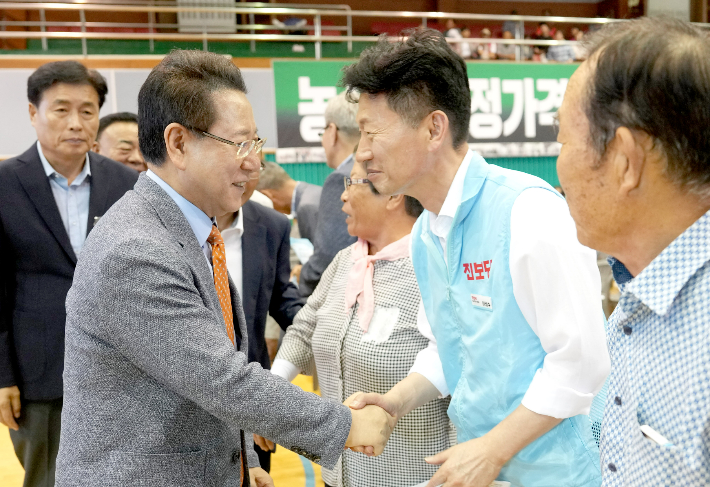 김영록 전라남도지사가 28일 장흥 정남진체육관에서 열린 '2025 전농 광전연맹 가족한마당 행사'에서 참석자들과 인사를 나누고 있다. 전라남도 제공