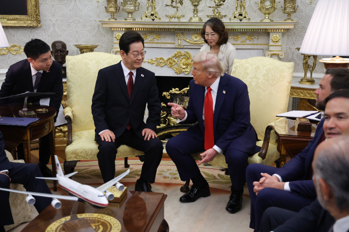 이재명 대통령이 25일(현지시간) 미국 워싱턴 DC 백악관 오벌오피스에서 도널드 트럼프 미국 대통령과 한미 정상회담을 하고 있다. 연합뉴스