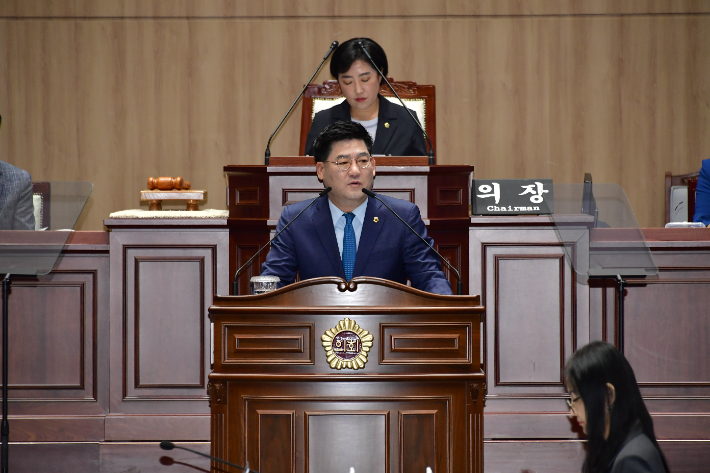 광주광역시의회 심철의 의원(더불어민주당·서구4)이 28일 제336회 임시회 본회의 5분 발언에서 최근 집중호우로 인한 맨홀 사고의 심각성을 지적하며, 광주시가 맨홀 추락방지시설 설치를 의무화하고 관련 예산을 적극 반영할 것을 촉구했다. 광주시의회 제공