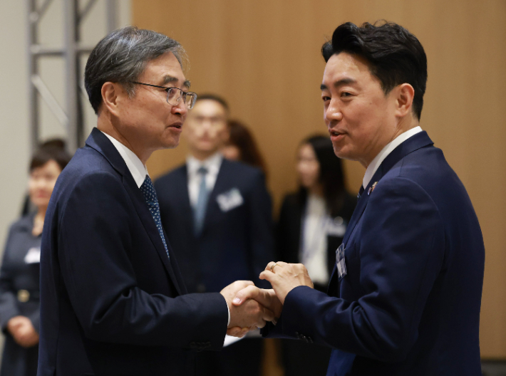 강훈식 대통령비서실장(오른쪽)과 조현 외교부 장관. 연합뉴스