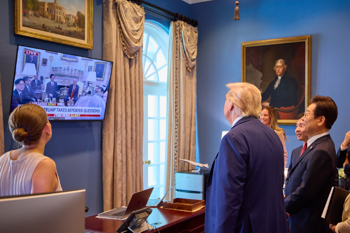 대통령실은 이재명 대통령이 지난 25일(현지시간) 미국 워싱턴DC 백악관에서 트럼프 대통령과 정상회담 뉴스를 보는 모습을 28일 SNS에 공개했다. 이재명 대통령 SNS 캡처