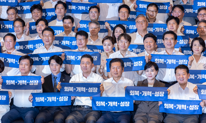 28일 인천시 중구 파라다이스시티 컨벤션에서 열린 더불어민주당 의원단 워크숍에서 정청래 대표와 김병기 원내대표를 비롯한 의원들이 기념 촬영 도중 구호를 외치고 있다. 연합뉴스