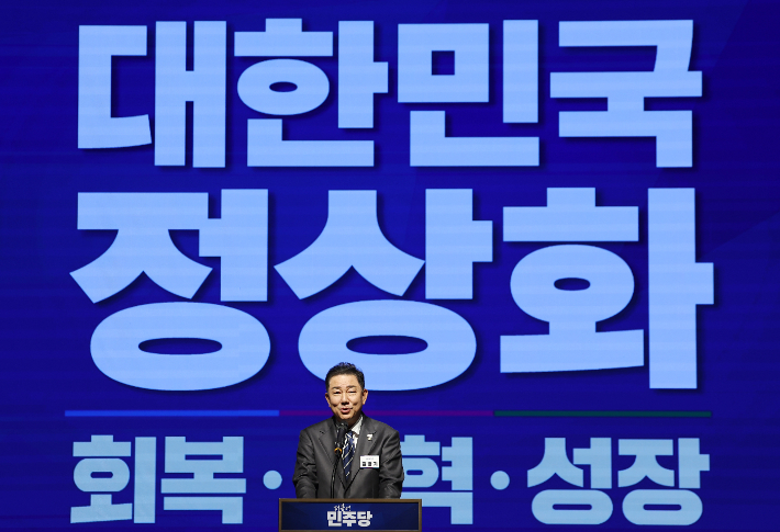 28일 인천시 중구 파라다이스시티 컨벤션에서 열린 더불어민주당 의원단 워크숍에서 김병기 원내대표가 발언하고 있다. 연합뉴스