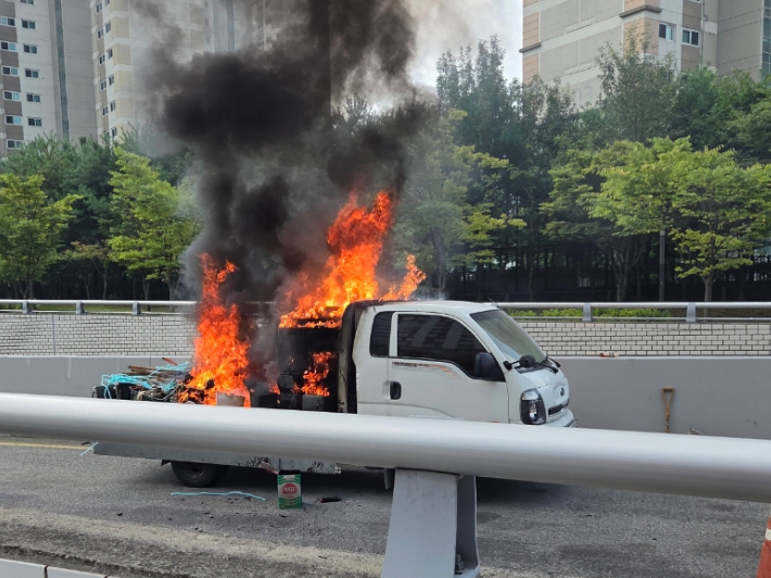 불이 난 트럭 모습. 세종소방서 제공