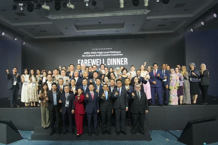 경주 라한호텔 컨벤션홀에서 열린 '2025 APEC 문화산업고위급대화' 환송만찬에서 각국 대표단이 기념촬영을 하고 있다. 경주시 제공