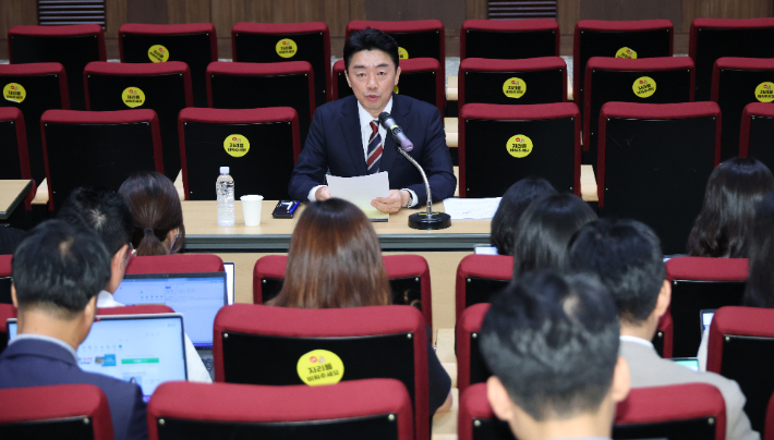 강훈식 비서실장이 28일 용산 대통령실에서 한미 정상회담 결과 등을 설명하는 기자간담회를 하고 있다. 연합뉴스
