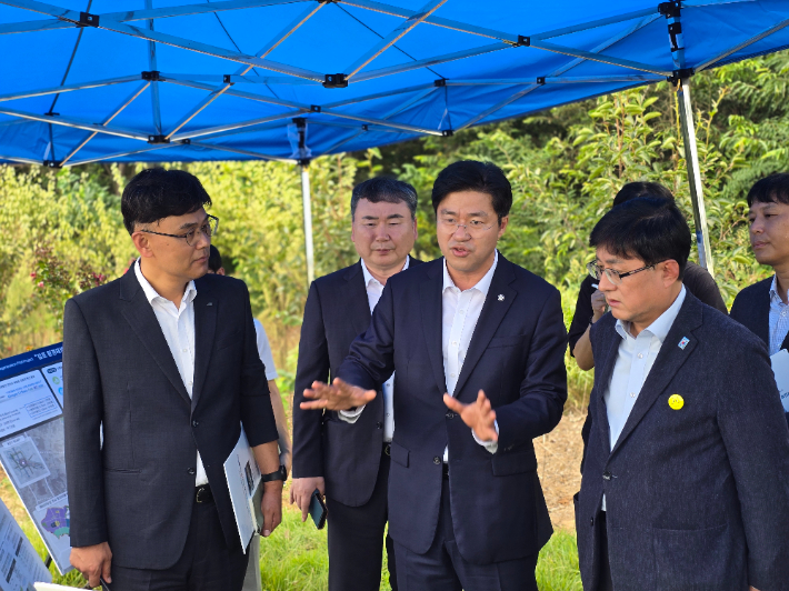 28일 김포 사업현장 점검에 나선 박상혁(가운데) 국회의원과 김성환 환경부 장관 모습. 박 의원 측 제공