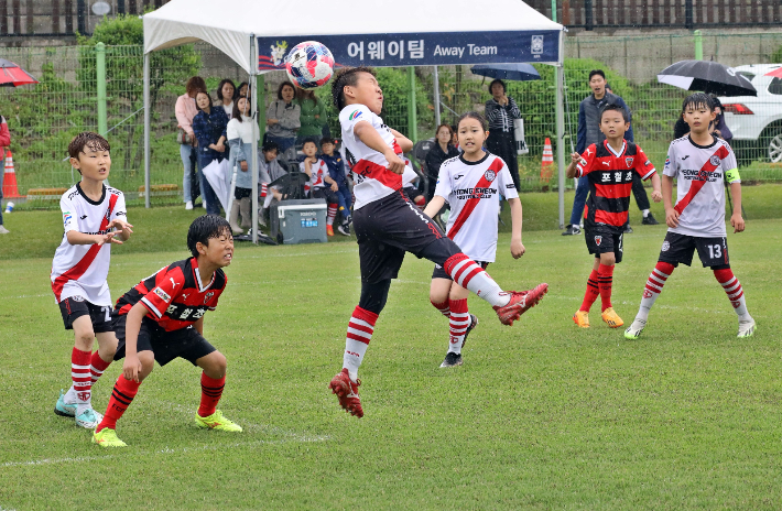 지난해 열린 화랑대기 전국 유소년 축구대회 참가 선수들이 무더위와 빗속에서도 치열한 경합을 펼치고 있다. 경주시 제공