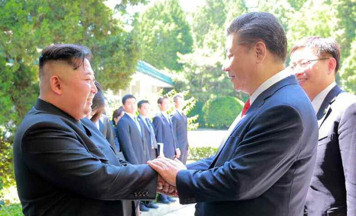 김정은 북한 국무위원장이 세번째로 중국을 방문한 2018년 6월 20일 시진핑 중국 국가주석과 중국 국빈관에서 만나는 모습.  연합뉴스